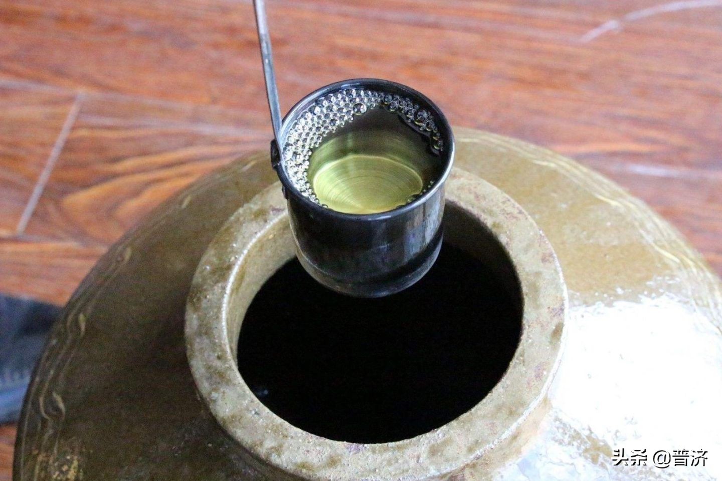 白酒怎么稀释降温,白酒降度用什么水好喝