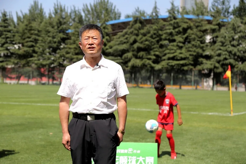 怎样快速练颠球,学生很多怎么练颠球