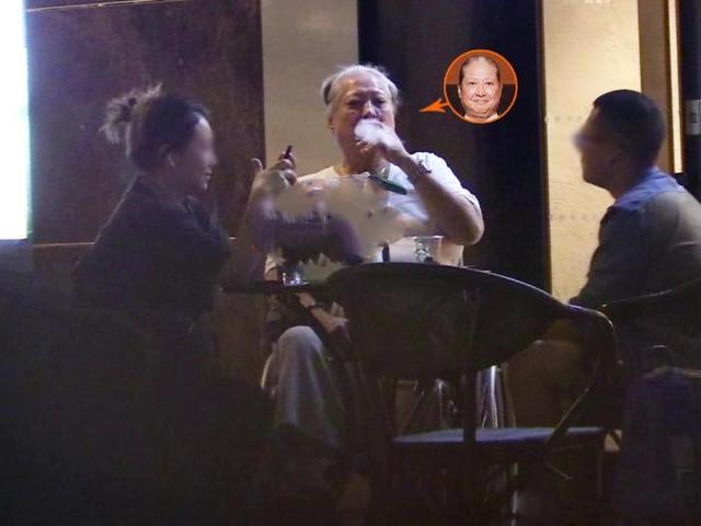 洪金宝嚣张抽烟视频,68岁洪金宝近照面部松弛显沧桑