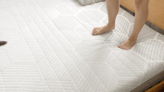 躺平青年的睡眠好物！8H黑金刚大口径独立弹簧乳胶床垫深度体验