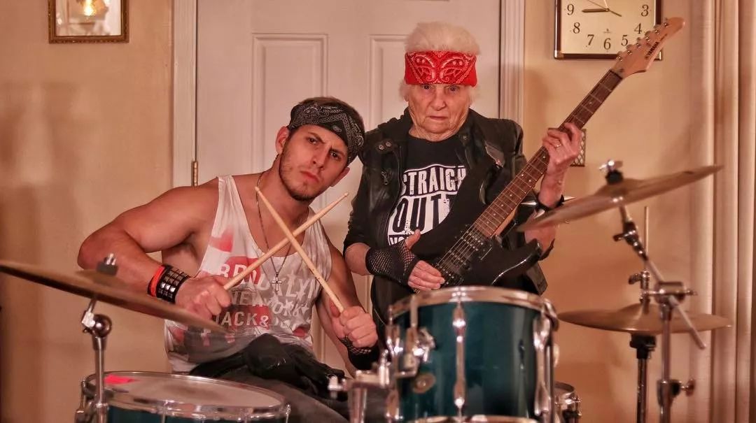 93岁奶奶恶搞27岁孙子,一夜爆红!1300万网友围观:奶奶太坑了