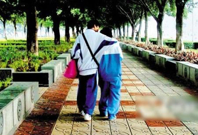 11岁闺女身上被“种草莓”，母亲一再逼问，孩子回答惹家人担忧