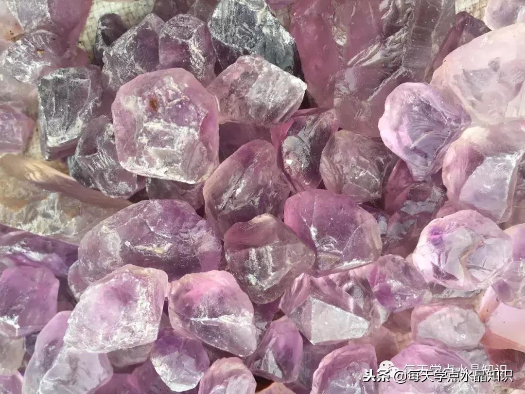 天蒙蒙亮赶个早市看一看天然水晶毛料市场