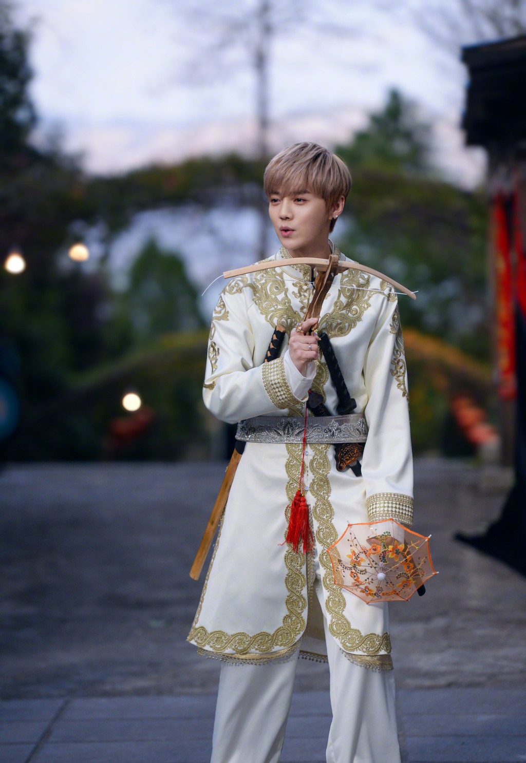 鹿晗黑色装,鹿晗白色套装满满的少年感