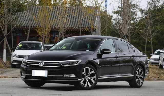 大众迈腾2020款2.0t油耗多少,大众迈腾2023款330豪华版油耗