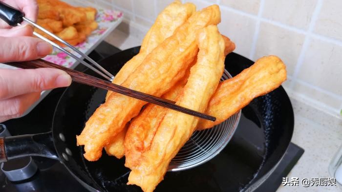 炸油条用油条改良剂还用加酵母吗,油条怎么炸才酥脆又蓬松