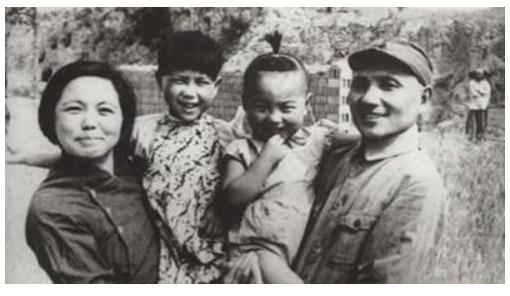 小平同志晚年，指着电视中的自己问这是谁？未见香港回归终成遗憾