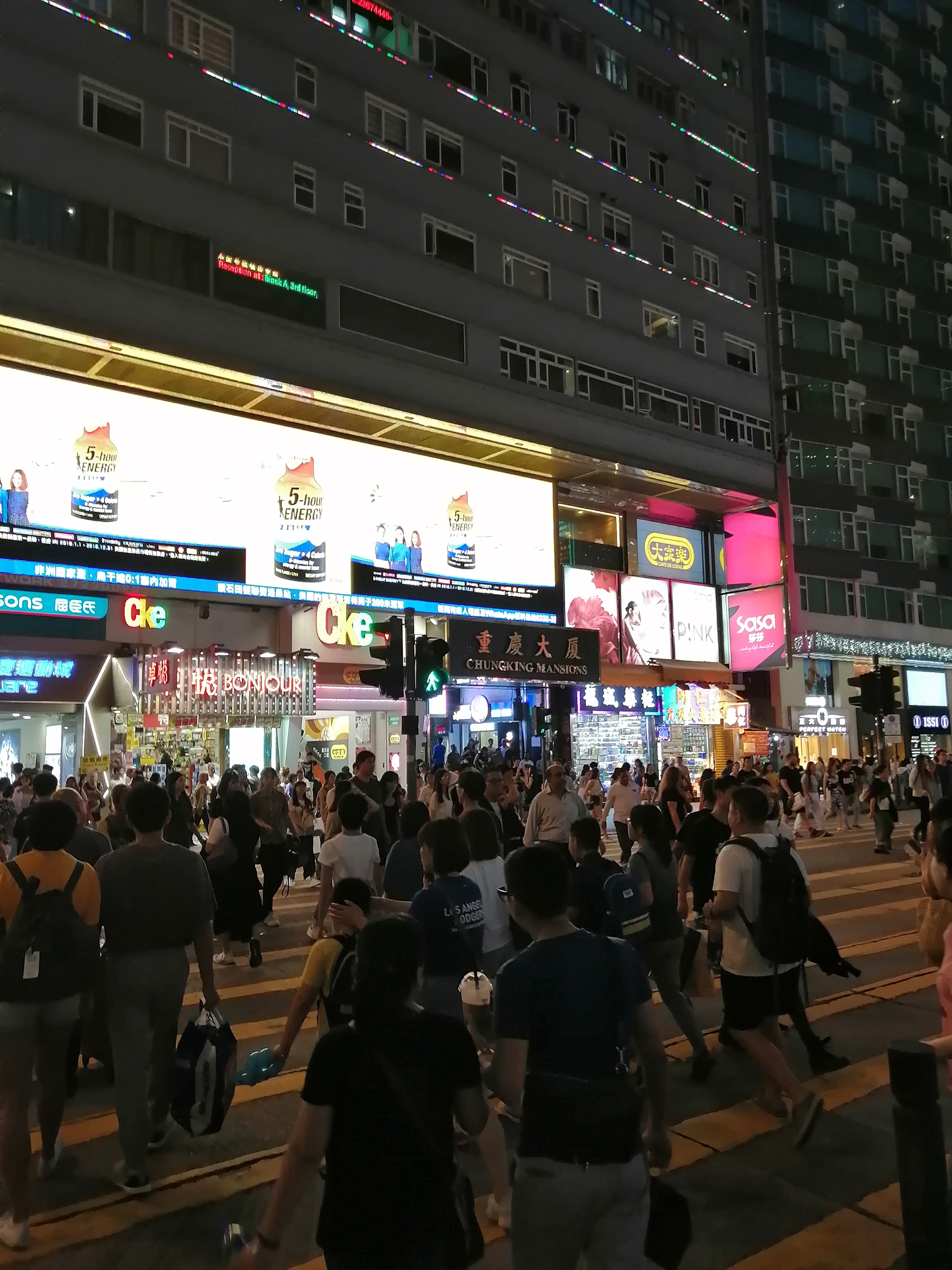 七月初香港游初印象-钓鱼的老人、性感的西方女游客、绘画的小孩