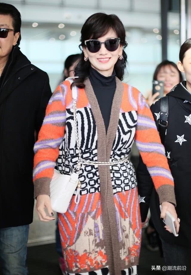 64岁赵雅芝太妙了吧，用包链当大衣腰带，有点时尚过头了