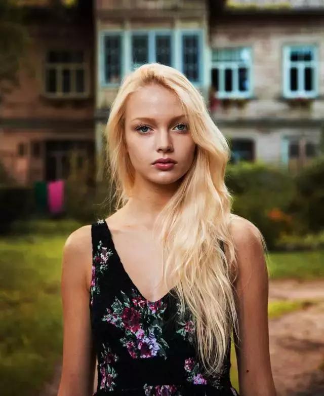 一个普通的上班族起早贪黑,一个打工人四处奔波