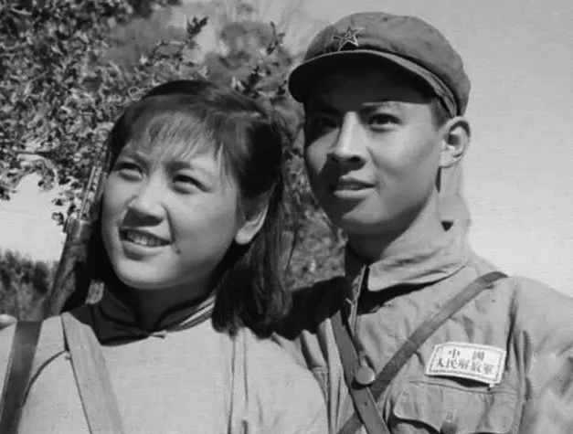 新四军战士爱上一个姑娘,约定胜利后回来娶她,却失约了