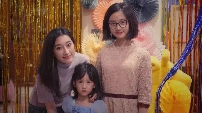 黄磊女儿多多穿长裙聚会,黄磊女儿多多吊带红唇