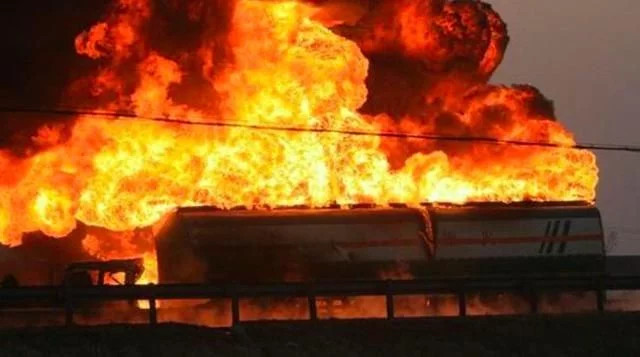 油槽车爆炸事件原因,油车爆炸的威力有多大