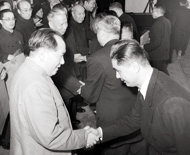 荣毅仁追悼会：规格等同国葬，千人悼念，学生崇拜特意请假来送行