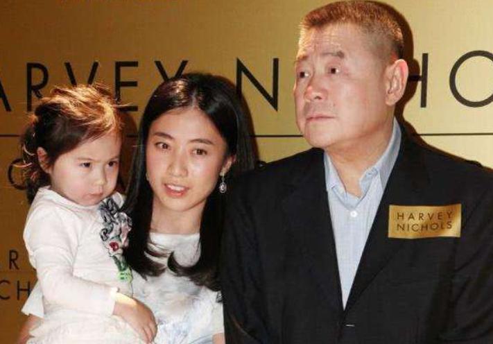 66岁刘銮雄花3亿换肾，37岁妻子为他生三胎，直接送了24套房子