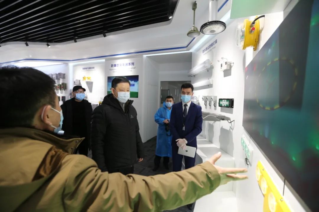 送“礼包”下去，带问题上来！区委书记章曦昨天走访调研这5家企业