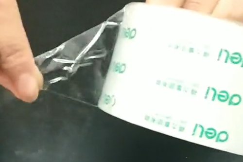 胶带藏了一个小机关,胶带上面有小机关