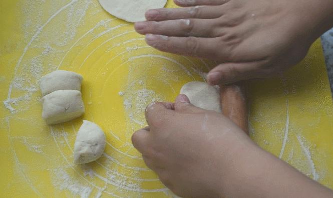 外酥里嫩满口汤汁的生煎包,外酥里嫩鲜香入味营养健康