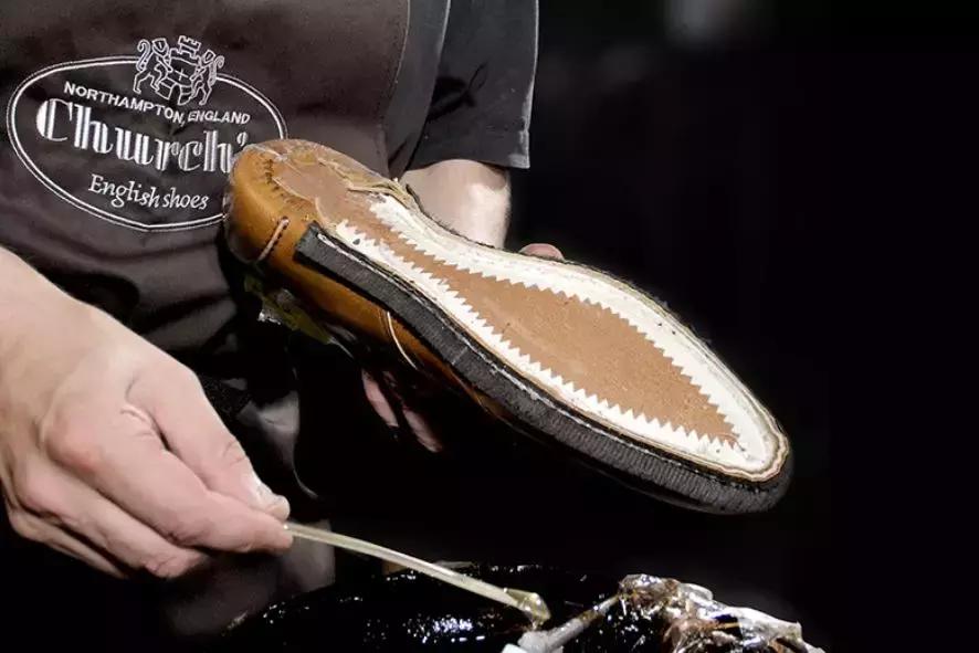 切尔西靴和马丁靴哪个更帅气男士,男人穿切尔西好看吗