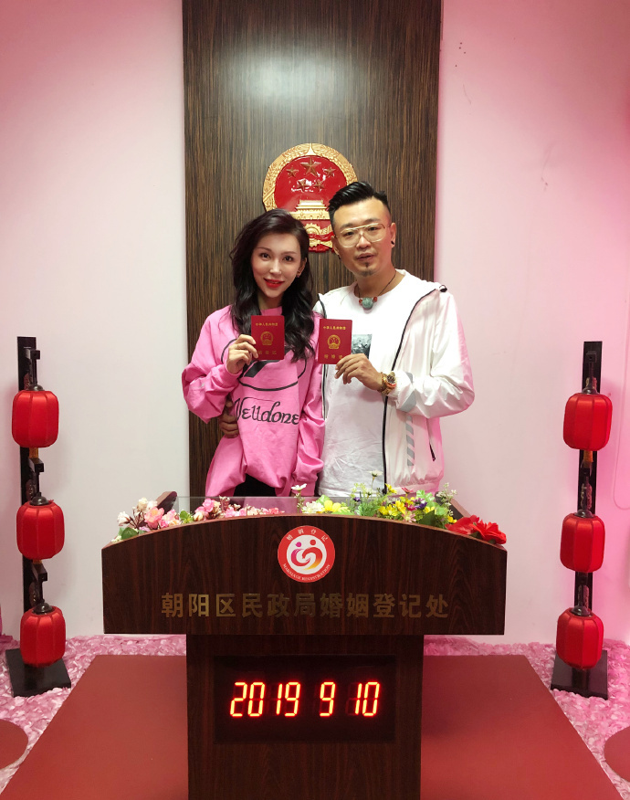 网传为新女友一掷千金,文章发博否认恋情,拖出一个隐藏的明星班