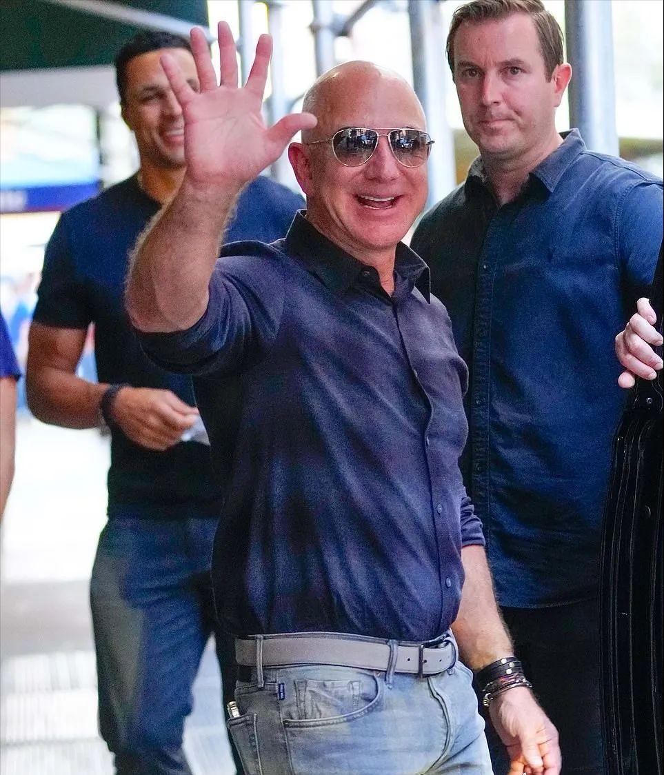 贝佐斯女友当街亲他一脸口红，浑身巨钻，富婆气息，转正的节奏？