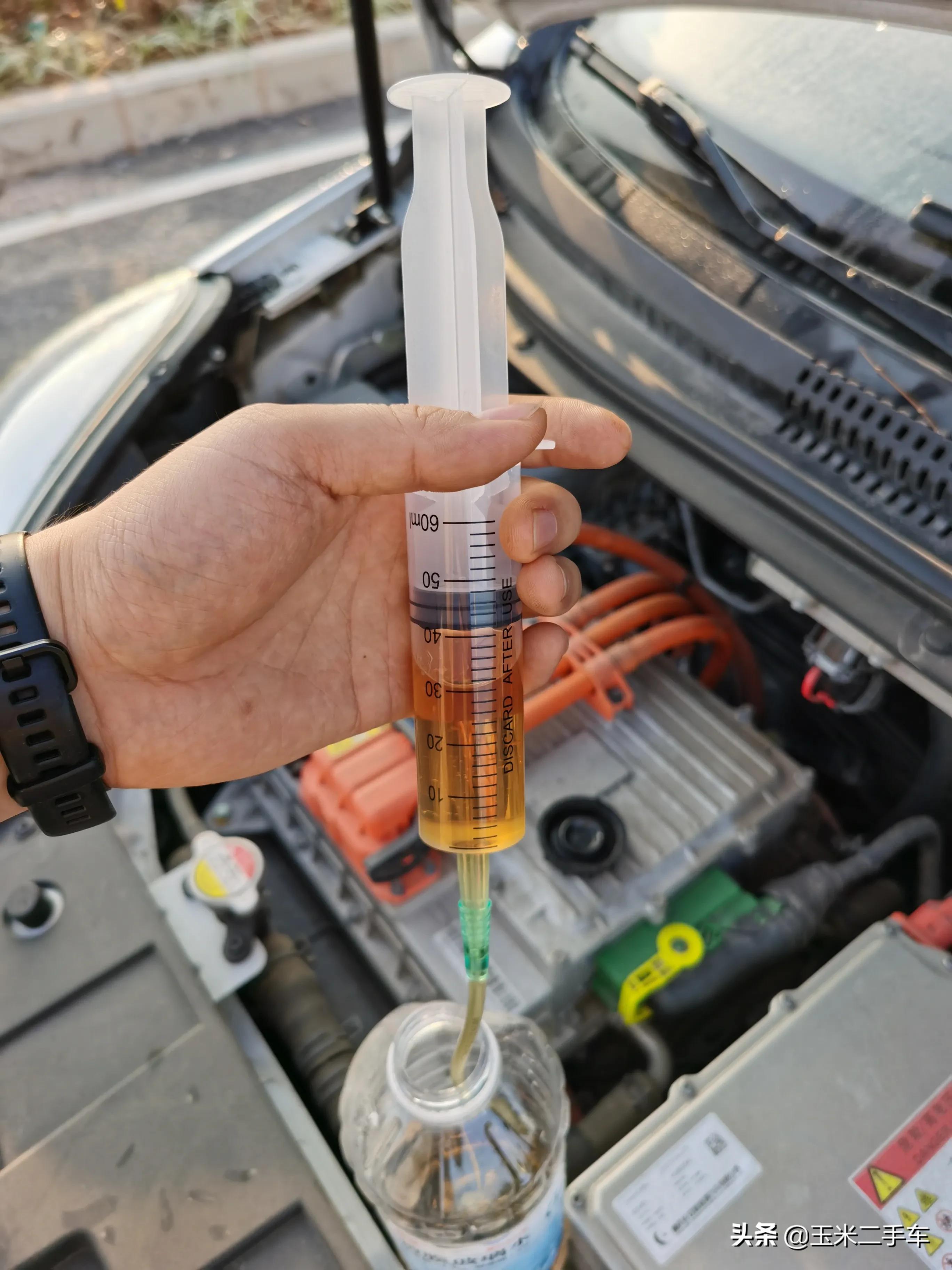 一个人换刹车油最简单的方法,自己一个人换刹车油