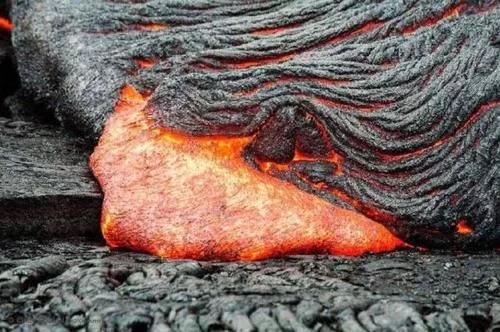 掉进岩浆池怎么自救,不小心掉进火山怎么办