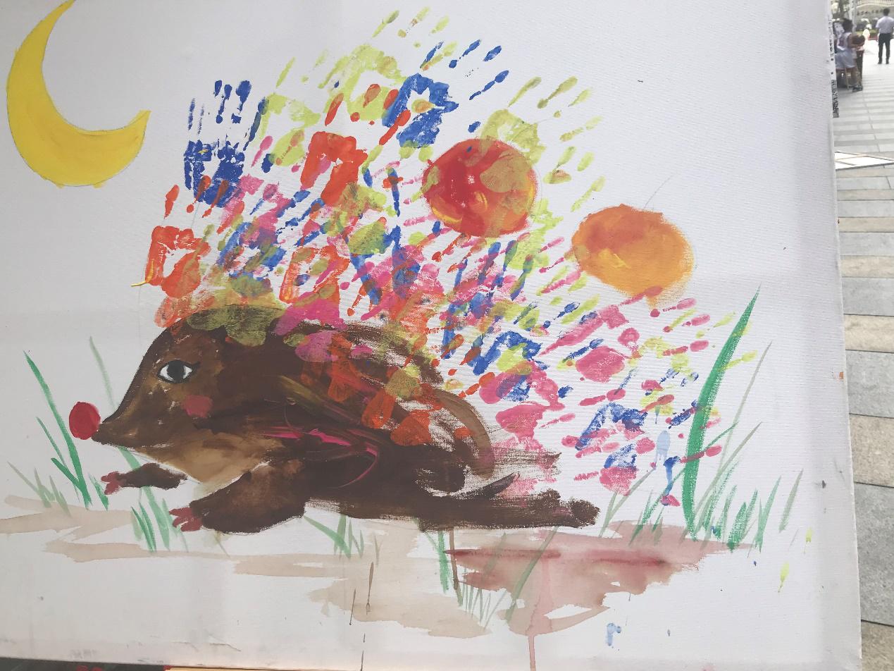 花三小学生展示“十八般武艺”下厨做饭给父母吃