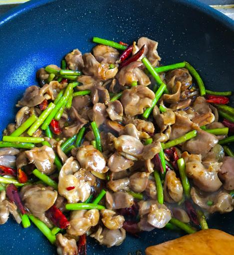 鸡胗的家常做法鸡胗焯水如何不硬,鸡胗炒完还是红色怎么回事