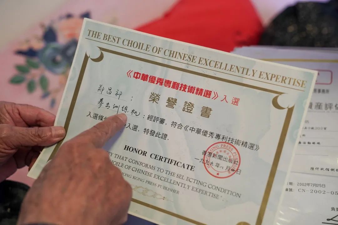 “高手在民间”!发明家爷爷造出在家就能踢的足球屋!