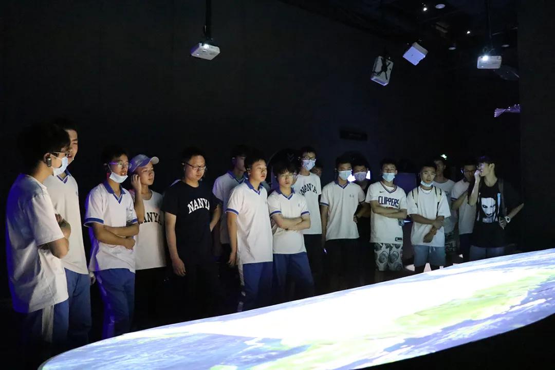 南雅学子走进中南源品干细胞科技园,体验科技魅力