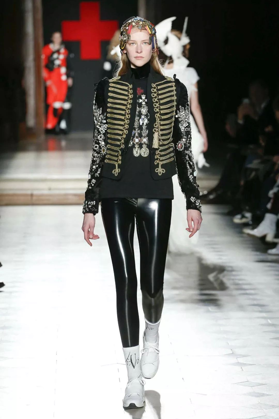 非主流绿皮裤,黑色短皮裤怎么搭配好看