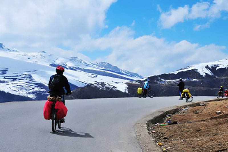 农村大爷深山养蜂创业,老汉深山养蜂年赚16万元