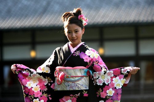 日本女性穿和服背后的枕头,日本和服背后的枕头是为了什么