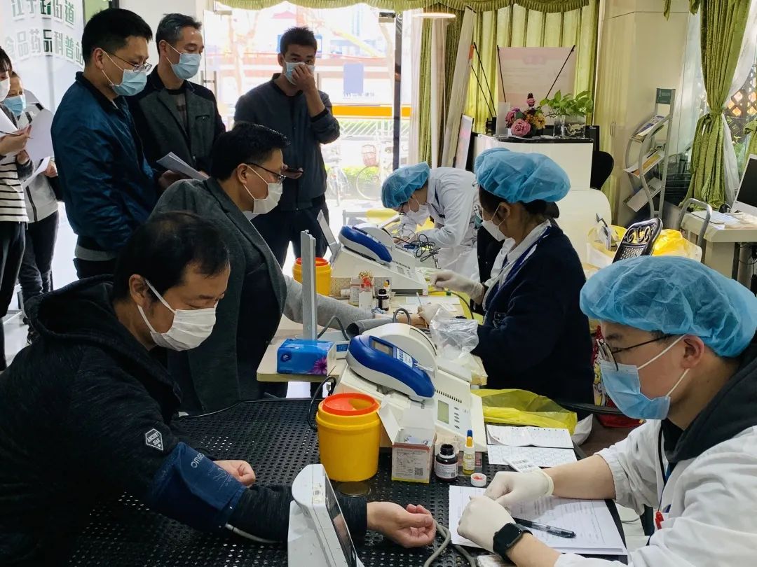 由*党**总支书记带头，他们为爱撸起袖子→