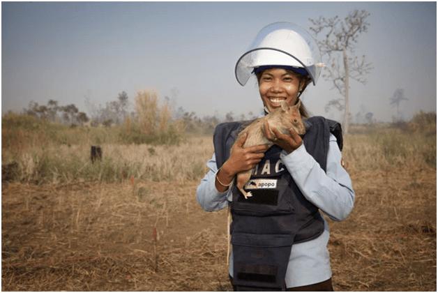 海南一男子钓鱼,海口男子钓鱼钓出两枚手榴弹