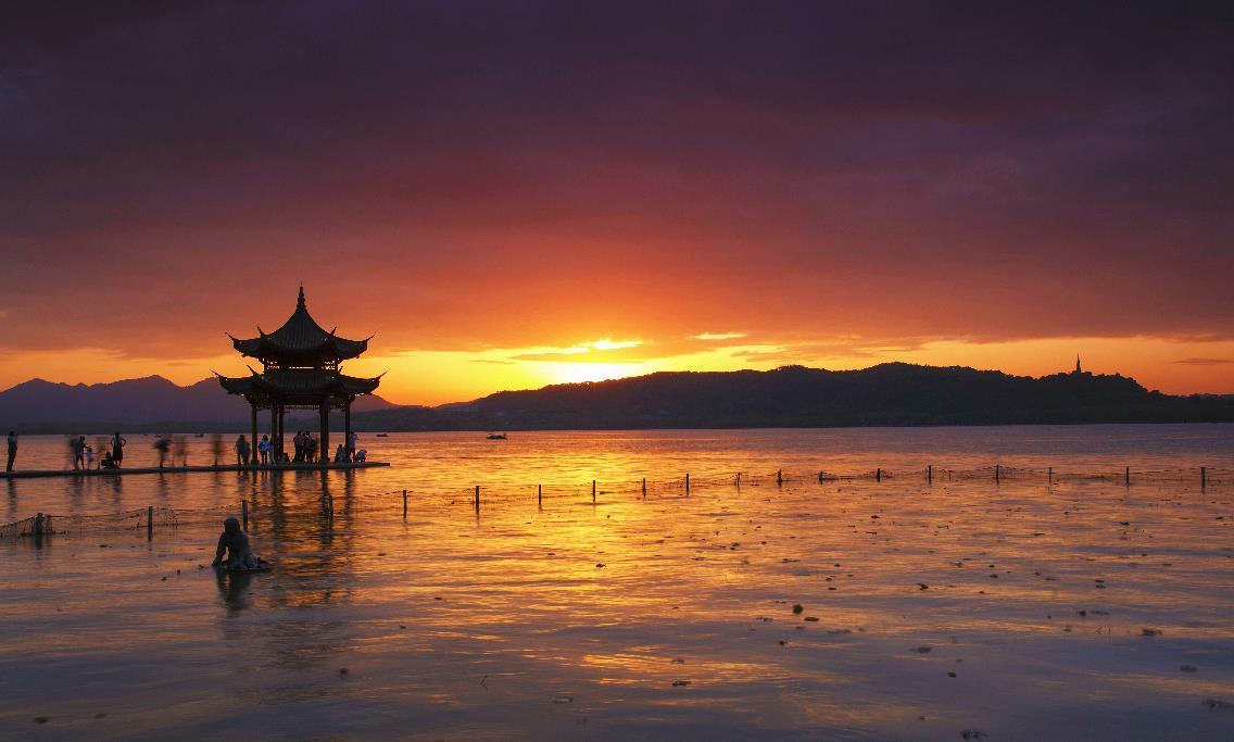 杭州西湖附近可住6人的家庭民宿,去西湖玩住民宿还是住酒店