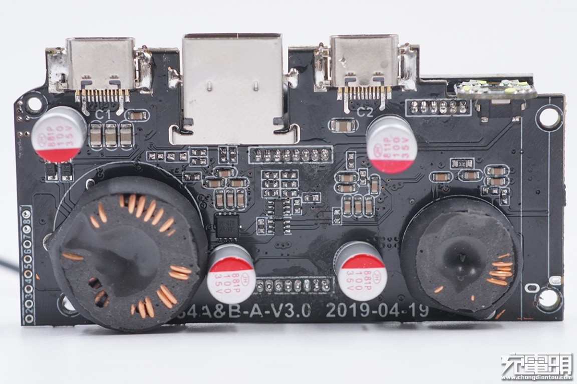 巨能移动电源拆解,绿巨能移动电源评测