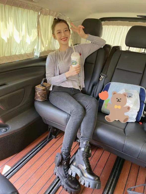 吉娜化浓妆出镜，产后4月无脱发困扰，被指双颊凹陷胶原蛋白流失