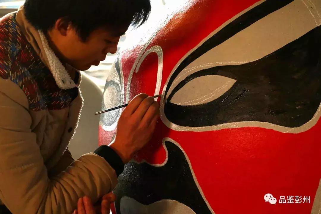 走遍中国的“寻鞋哥”来了！这回居然换上“军乐造”