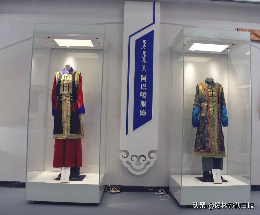 科尔沁部落蒙古族传统服饰,锡伯族服装和蒙古族服饰