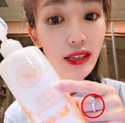 新女友才被马蓉骂成馊包子,王宝强就夜里零丁去前妻家接儿子了？