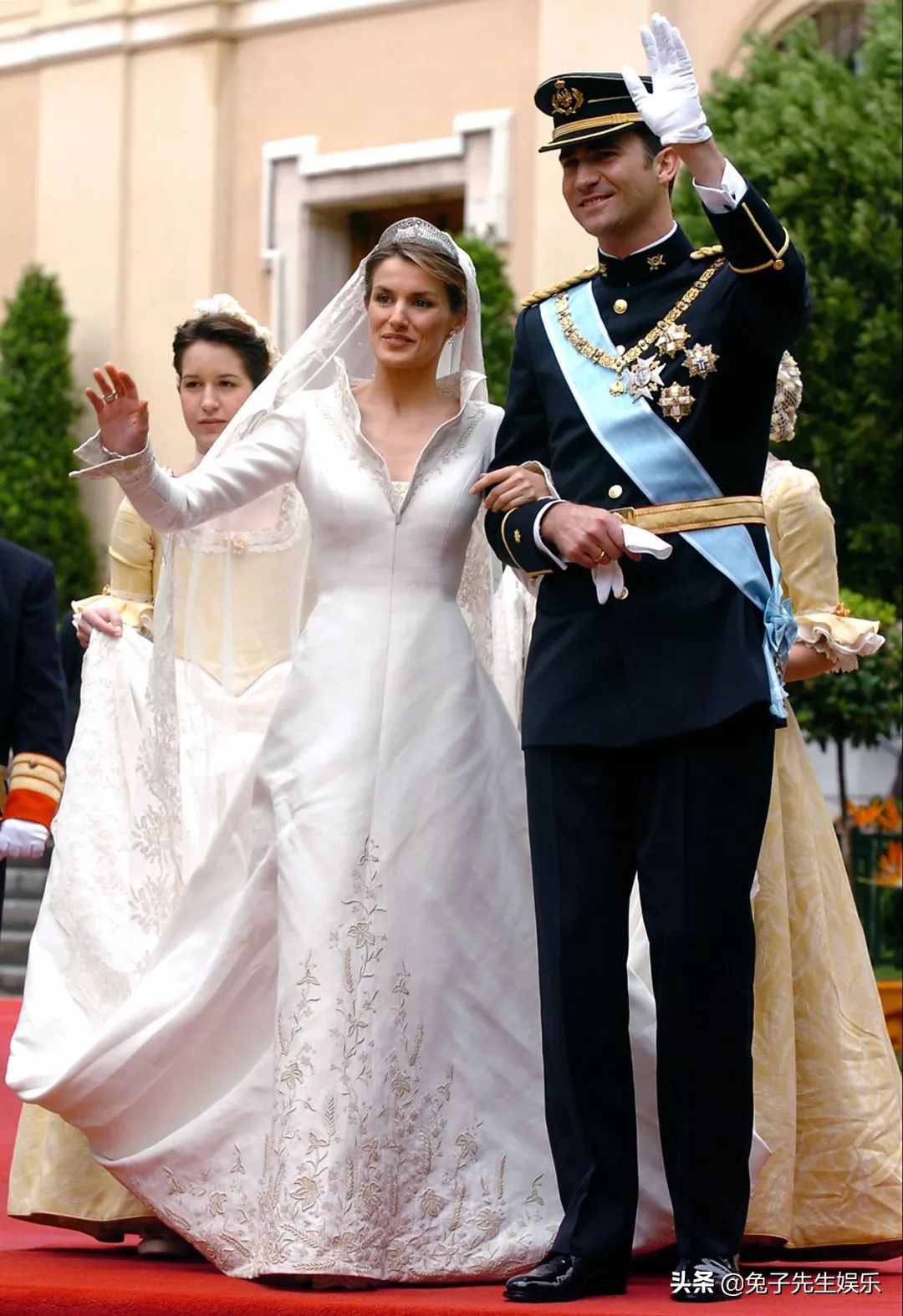 西班牙王后穿红衣服戴皇冠,西班牙王后戴帽子