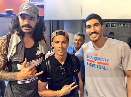 足球明星面对篮球明星,易建联姚明再度同框相互微笑感人