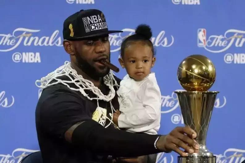 乖宝宝库里为何在夺冠后抽烟？原来，胜利雪茄的故事可大有来头