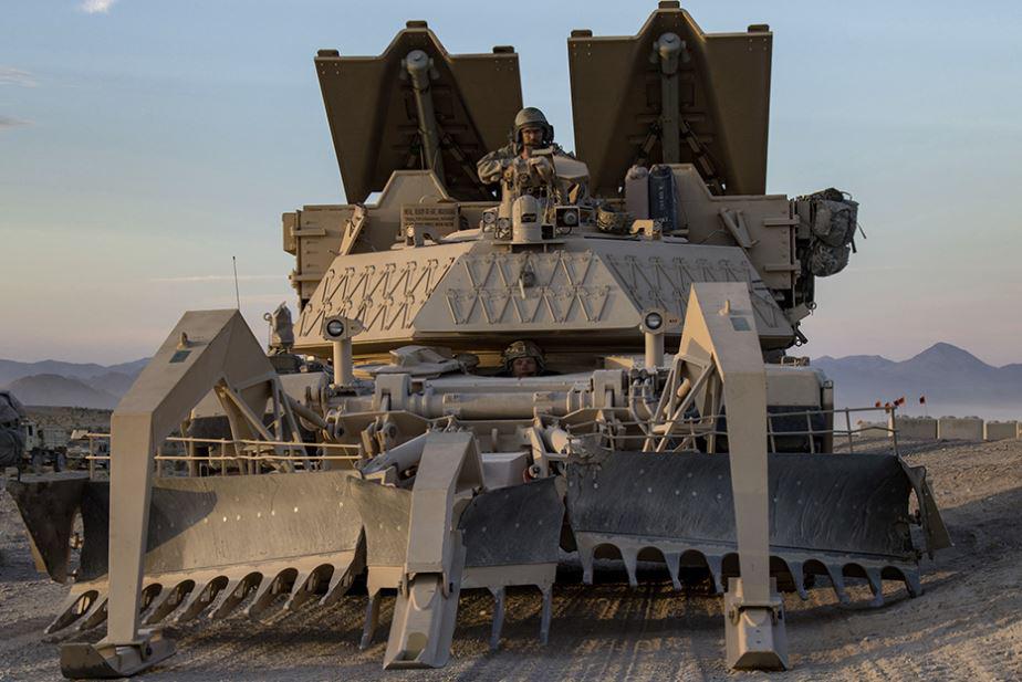 悍匪袭击美军悍马车队的电影,清障扫雷坦克