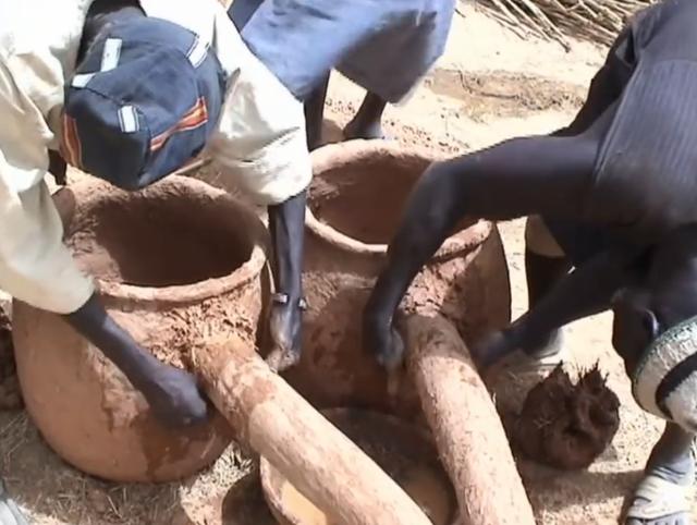 黑人跨入铁器时代的关键！揭秘两千年前的黑人冶铁术，包教不包会