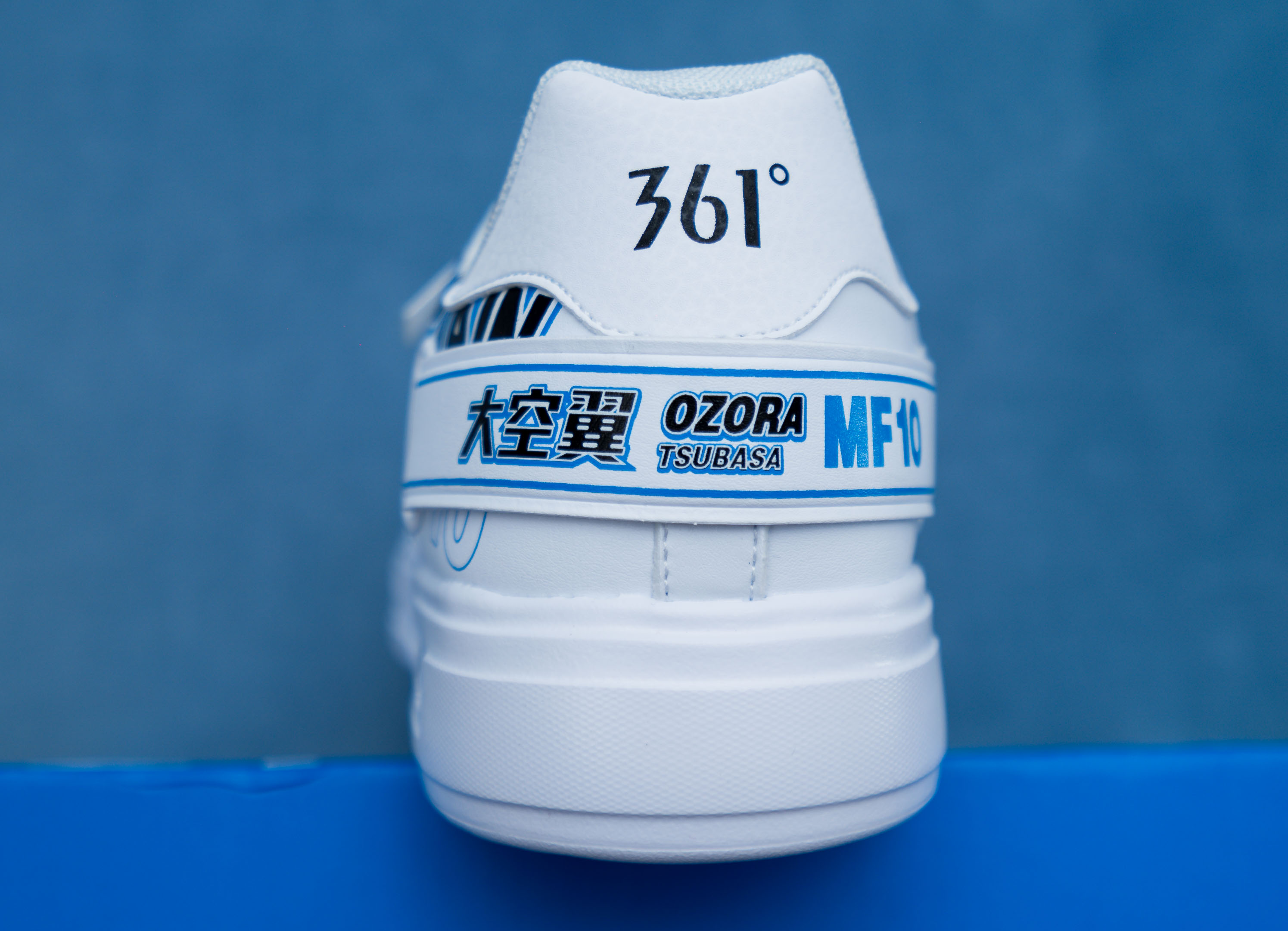 加上NFO科技，这一波联名有内味了：361°X足球小将小白鞋体验