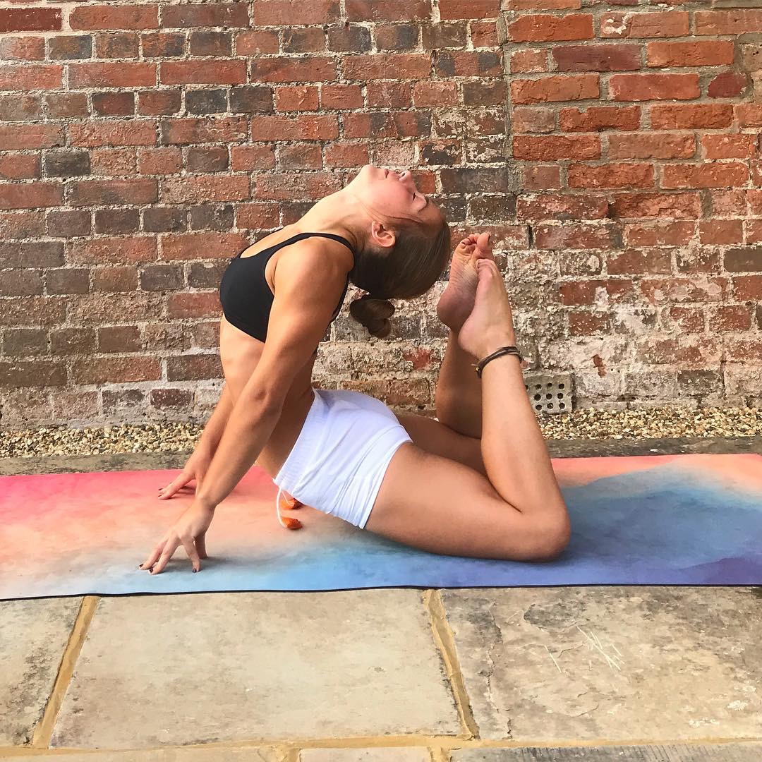 泫雅晒照穿休闲风难掩好身材,潮流慵懒短裤泫雅