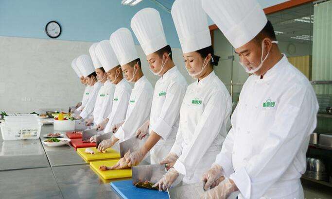学厨师去厨师学校学有前途吗,厨师这个职业赚钱吗